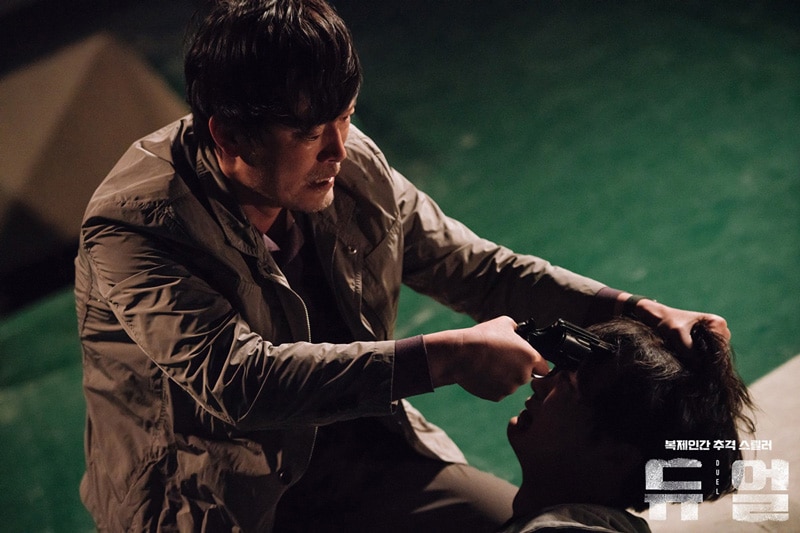 Jung Jae Young menace Yang Se Jong dans Duel